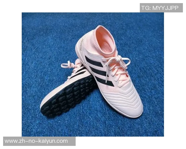 球星穿着TF足球鞋助力速度与灵动，展现竞技魅力与时尚风采